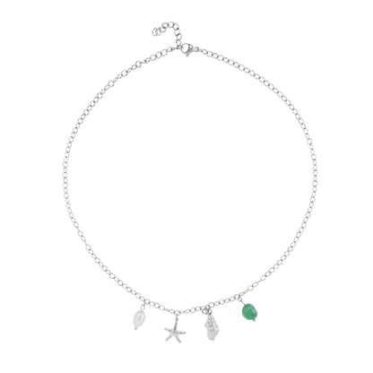 COLLAR waterproof o resistente al agua confeccionadao en acero con baño de oro 18 kilates. Tiene abalorios de colores imitando piedra natural turquesa y perla cultivada. también tiene colgantes de estrella de mar y una concha o caracola.