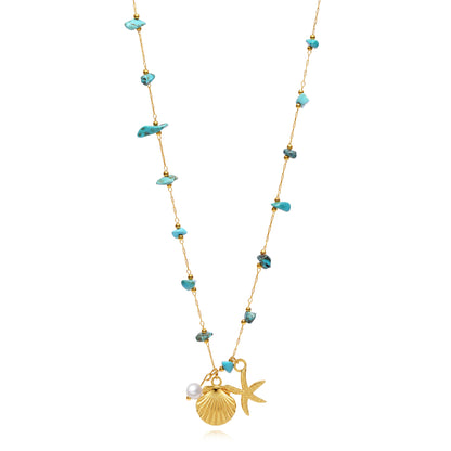 COLLAR waterproof o resistente al agua confeccionada en acero con baño de oro 18 kilates. Tiene abalorios de colores imitando piedra natural turqyesa y perla cultivada. también tiene colgantes de estrella de mar y concha. 