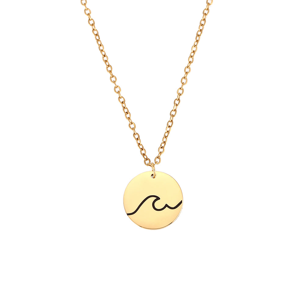 Gargantilla de verano con medalla de ola para surferos. Es de acero hipoalergénico dorado resistente al agua. Gold plated stainless steel wave pendant surf necklace