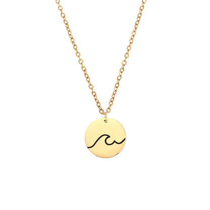 Gargantilla de verano con medalla de ola para surferos. Es de acero hipoalergénico dorado resistente al agua. Gold plated stainless steel wave pendant surf necklace