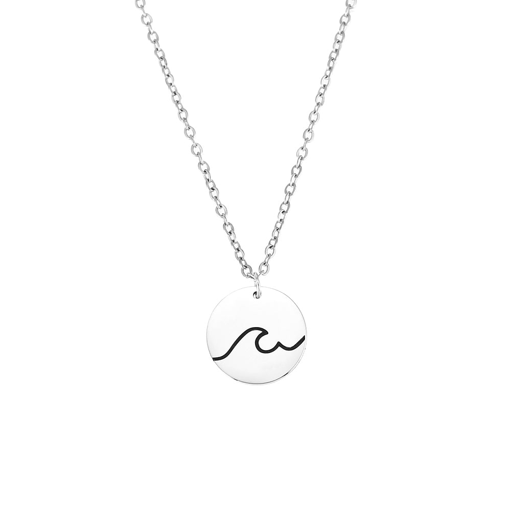Gargantilla de verano con medalla de ola para surferos. Es de acero hipoalergénico dorado resistente al agua. Gold plated stainless steel wave pendant surf necklace