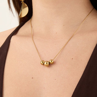 gargantilla boho para adolescente o mujer joven que lleve escote en v o escote pronunciado. es de cadena con bolas colgantes. ideal para looks de noche o de fiesta. Es de acero hipoalergénico dorado o plateado y resistente al agua