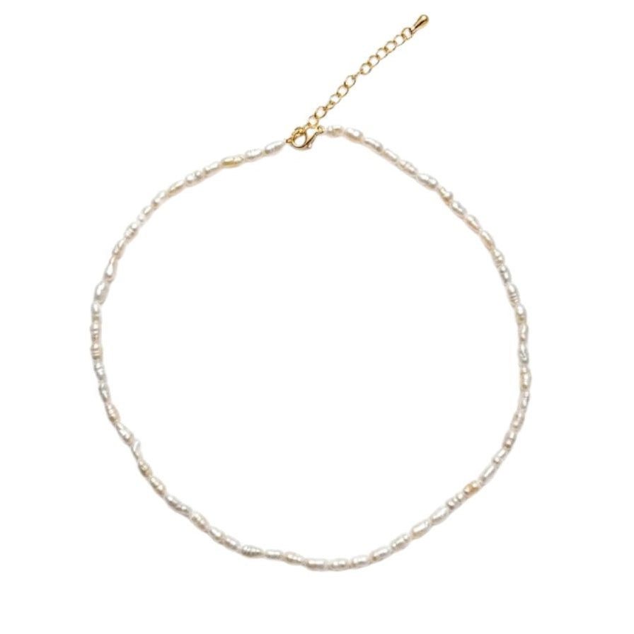 GARGANTILLA DE PERLA DE ARROZ CULTIVADA. es DE ACERO HIPOALERGÉNICO Y RESISTENTE AL AGUA. sON UNos collares DE PERLAS PEQUEÑAS Y FINAS PAR REGALAR EN EL DÍA DE LA MADRE, DE AMIGO INVISIBLE O PARA UNA PRIMERA COMUNIÓN.