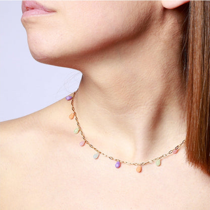 gargantilla fina de eslabones para primavera o verano con piedras mineral natural calcedonia azul, rosa, verde, naranja y amatista morada. es de acero hipoalergénico y resistente al agua. Ideal para regalar. 