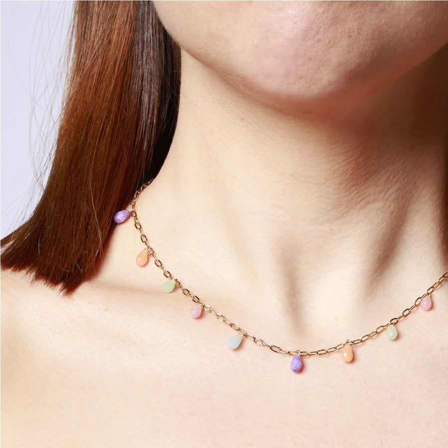 gargantilla fina de eslabones para primavera o verano con piedras mineral natural calcedonia azul, rosa, verde, naranja y amatista morada. es hipoalergénica y resistente al agua. Ideal para regalar. 