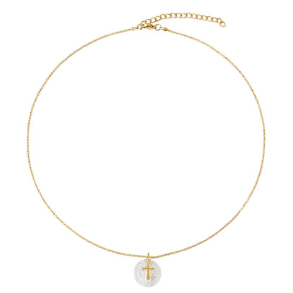 GARGANTILLA dorada con medalla ovalada de san benito en nácar y una cruz. Es de acero hipoalergénico y resistente al agua. 