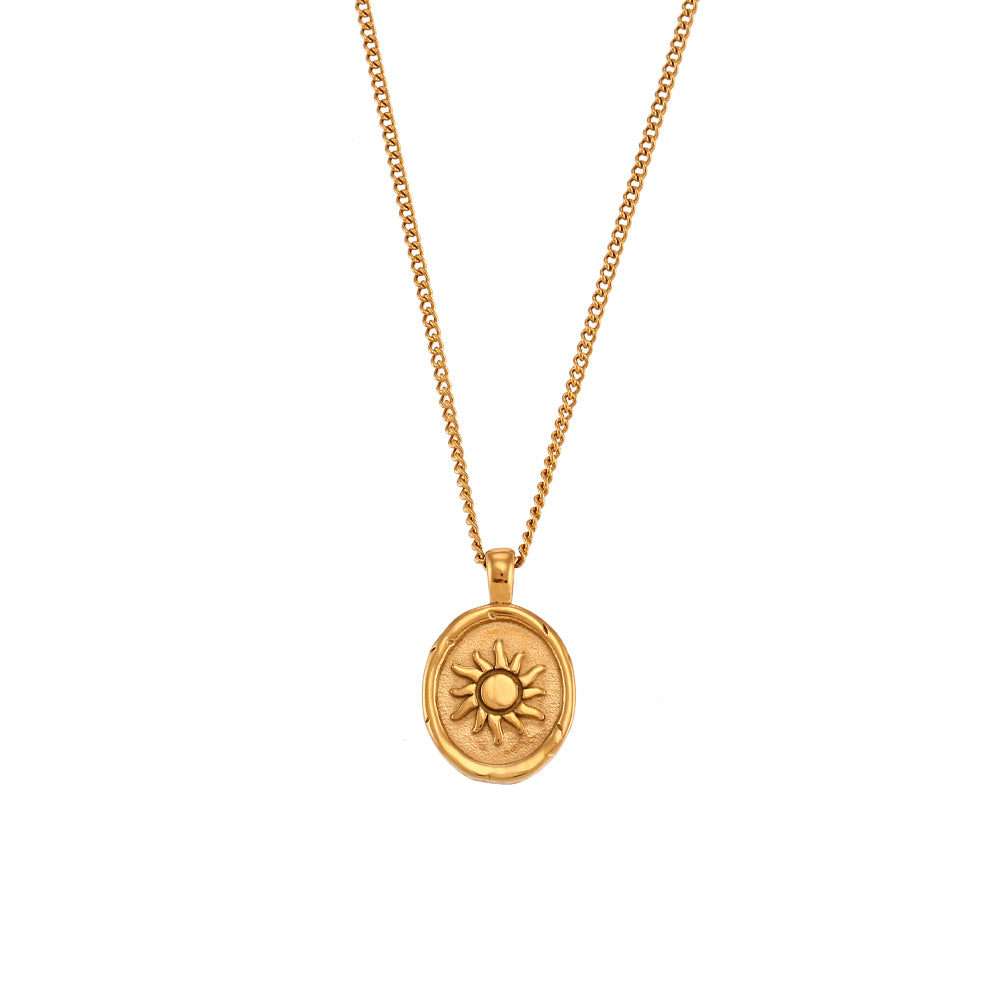 gargantilla de cadena larga con medalla del sol y la luna. Es de acero hipoalergénico bañado en oro y resistente al agua. Gold plated stainless steel waterproof sun and moon pendant necklace for layering