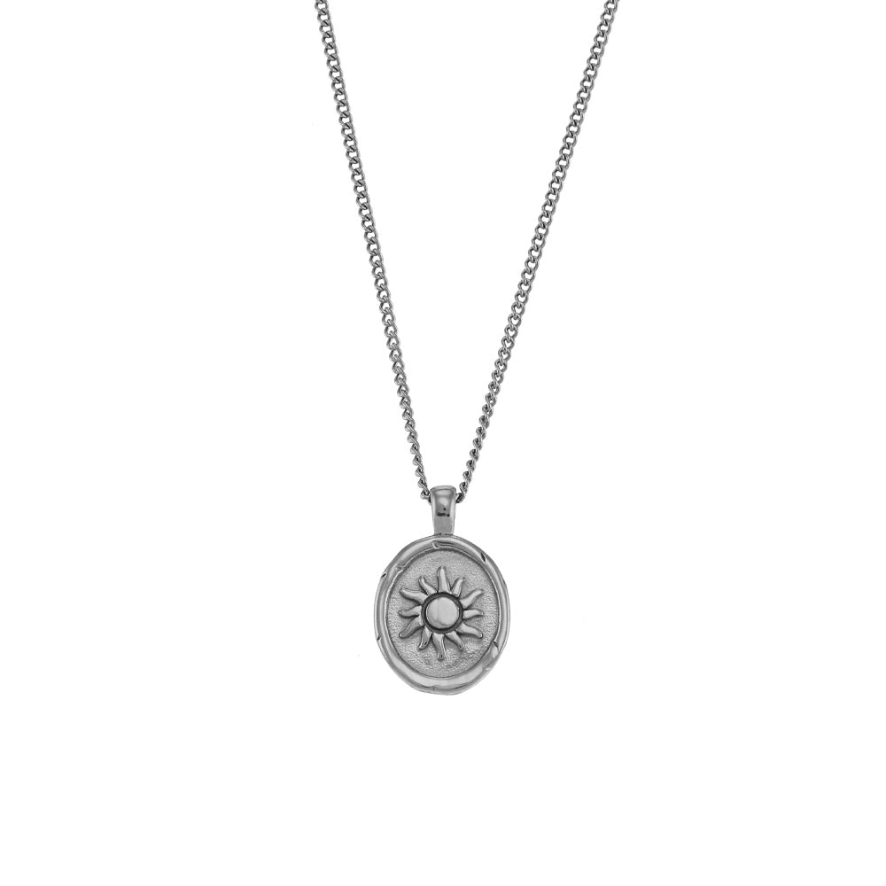 gargantilla de cadena larga con medalla del sol y la luna. Es de acero hipoalergénico bañado en oro y resistente al agua. Gold plated stainless steel waterproof sun and moon pendant necklace for layering