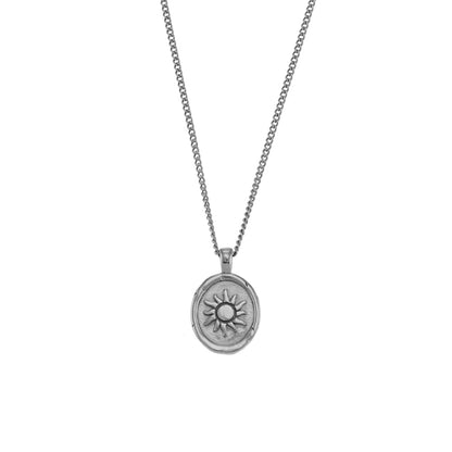 gargantilla de cadena larga con medalla del sol y la luna. Es de acero hipoalergénico bañado en oro y resistente al agua. Gold plated stainless steel waterproof sun and moon pendant necklace for layering