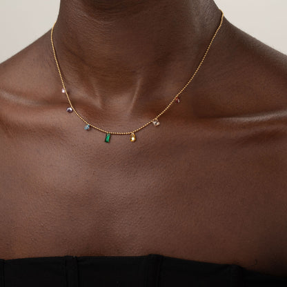 gargantilla fina para verano con piedras multicolor. es hipoalergénica y resistente al agua. Ideal para niñas y adolescentes. Se puede mojar, bañar en el mar y en la piscina