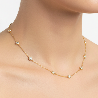 gargantilla de plata de ley con circonitas en círculo tipo punto de luz. Acabados en plata rodiada y baño de oro 18 kilates. Hipoalergénica. 