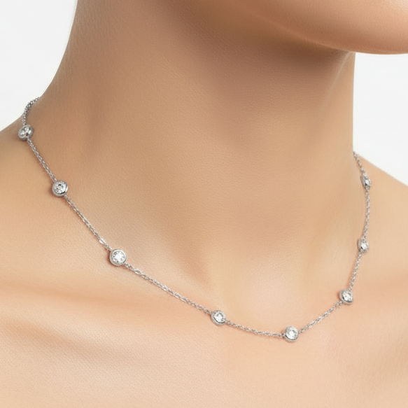 gargantilla de plata de ley con circonitas en círculo tipo punto de luz. Acabados en plata rodiada y baño de oro 18 kilates. Hipoalergénica. 