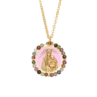 collar o cadena con medalla de la virgen del carmen y piedra mineral labradorita. Esta gargantilla está confeccionada en acero 316L hipoalergénico con baño de oro 18 kilates y es resistente al agua. Gold plated stainless steel virgin mary pendant necklace with natural mineral stone. 