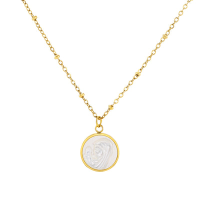 GARGANTILLA dorada con medalla de la virgen maria en nácar. Es de acero hipoalergénico y resistente al agua. 