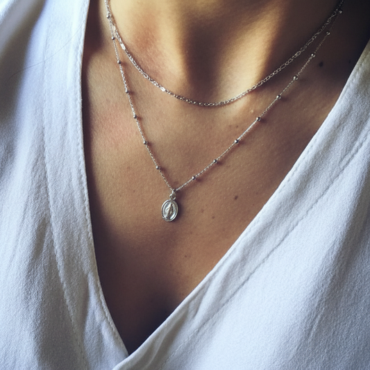 Cadenita con bolitas de plata de ley 925 y baño de oro 18 kilates con colgante de la virgen de la milagrosa