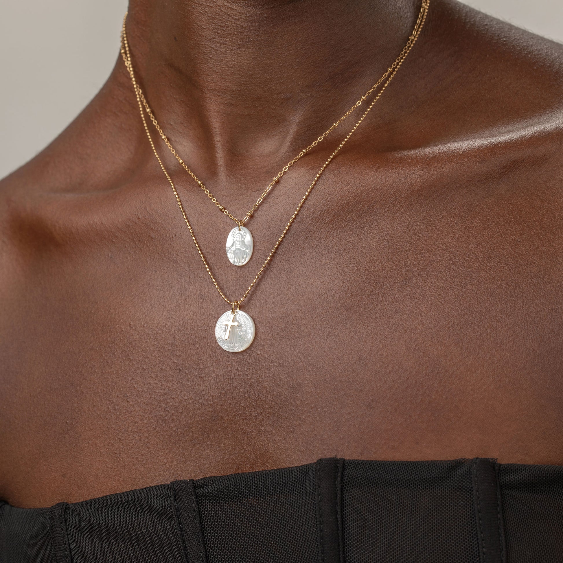 GARGANTILLA dorada con medalla ovalada de la virgen maria en nácar. Es de acero hipoalergénico y resistente al agua. 