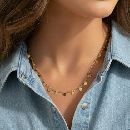 cadena o collar boho de chapitas colgantes hecho de acero hipoalergénico y resistente al agua. Es color oro. Gold plated stainless steel waterproof necklace