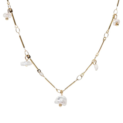 gargantilla boho de cadena dorada con perlas de río. es DE ACERO HIPOALERGÉNICO Y RESISTENTE AL AGUA. sON UNos collares DE PERLAS PEQUEÑAS Y FINAS PAR REGALAR EN EL DÍA DE LA MADRE, DE AMIGO INVISIBLE O PARA UNA PRIMERA COMUNIÓN.