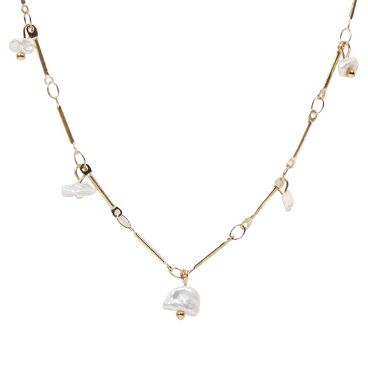 gargantilla boho de cadena dorada con perlas de río. es DE ACERO HIPOALERGÉNICO Y RESISTENTE AL AGUA. sON UNos collares DE PERLAS PEQUEÑAS Y FINAS PAR REGALAR EN EL DÍA DE LA MADRE, DE AMIGO INVISIBLE O PARA UNA PRIMERA COMUNIÓN.