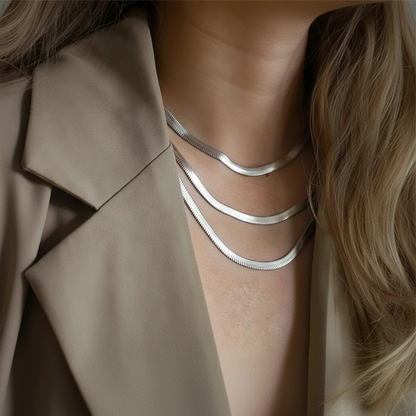 gargantilla o cadena de collar plana tipo escama plateada. Es de acero hipoalergénico resistente al agua. silver plated stainless steel herringbone chain necklace