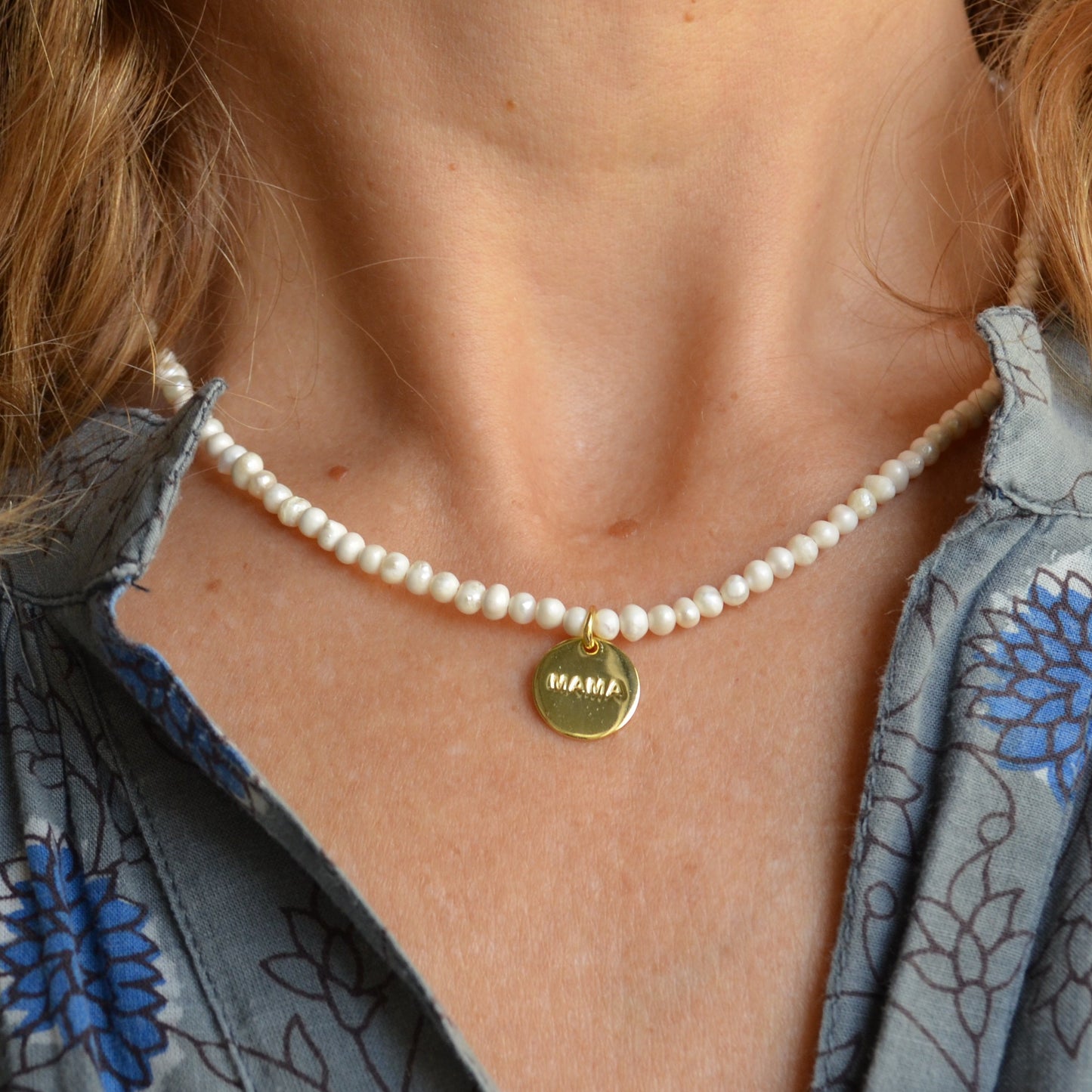 collar de perlas pequeñas tipo gargantilla con medalla de mamá en plata de ley con baño de oro. Es el regalo perfecto para el día de la madre