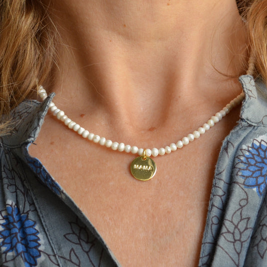 collar de perlas pequeñas tipo gargantilla con medalla de mamá en plata de ley con baño de oro. Es el regalo perfecto para el día de la madre
