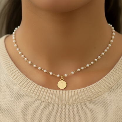 gargantilla de eslabon vintage grueso y perlas naturales. Natural pearl chunky chain necklace personalizada con un colgante de letra o inicial. Es el regalo perfecto para madre porque se pueden añadir las iniciales de los hijos o nietos