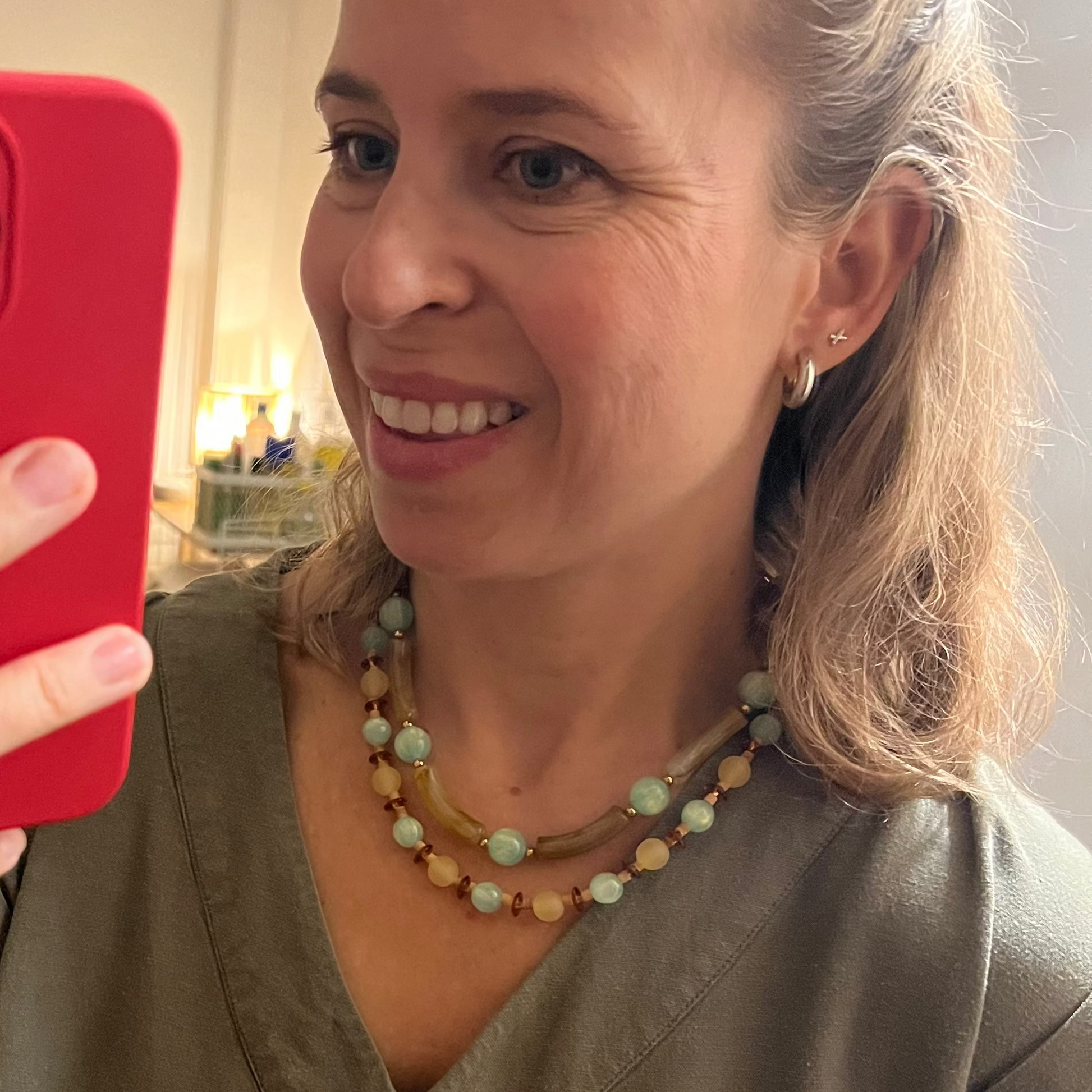 collar para verano tipo anna winthour con abalorios color ámbar o miel y turquesa.