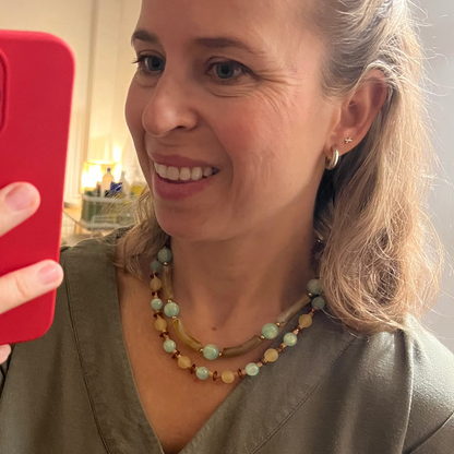 collar para verano tipo anna winthour con abalorios color ámbar o miel y turquesa.