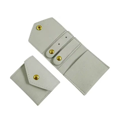 joyero enrollable pequeño de viaje con cierre automático para llevar collares, pulseras, anillos y pendientes. Tiene revestimiento de microfibra para proteger las joyas y que no se rayen. es un regalo perfecto para el día de la madre, para niñas y adolescentes. 