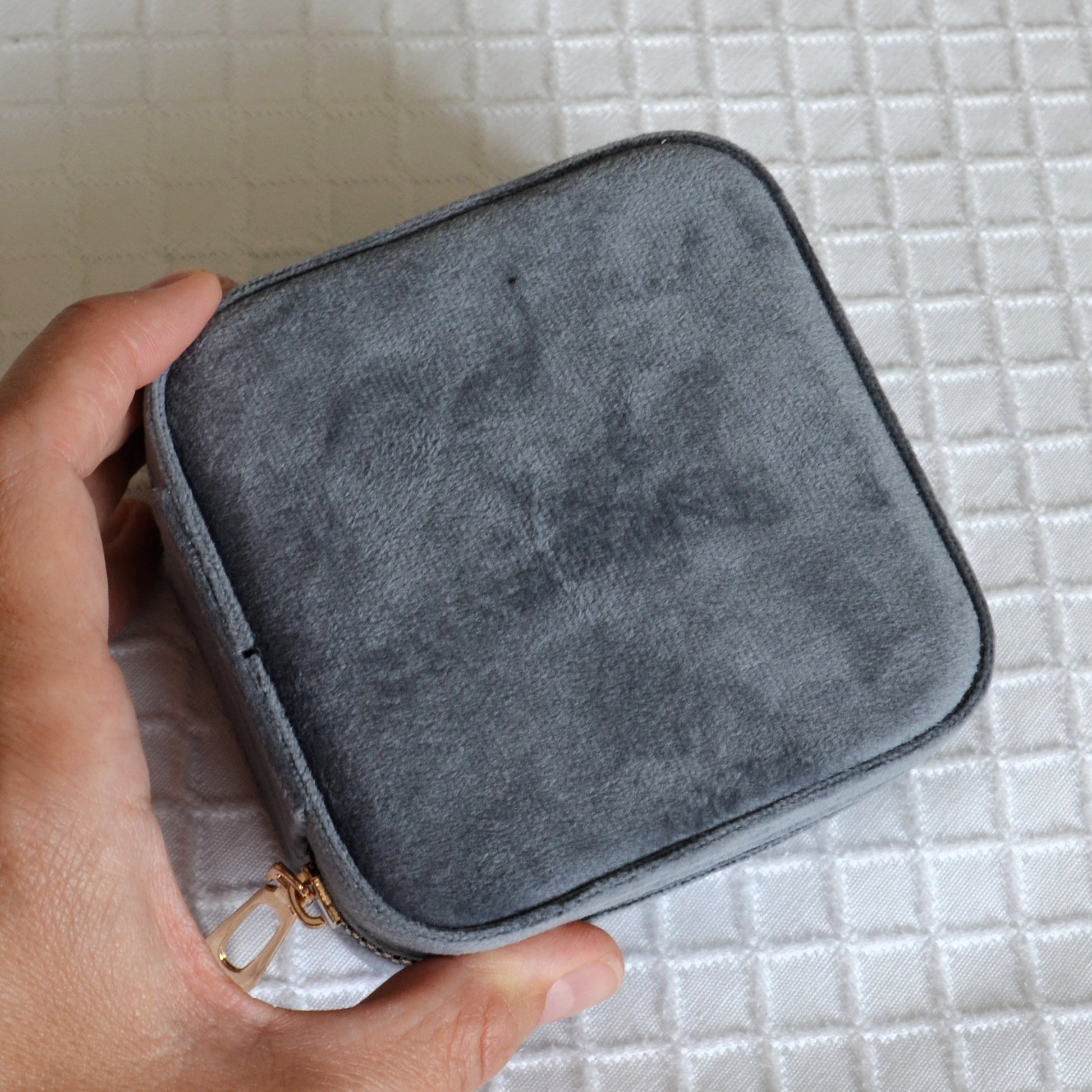 joyero cuadrado pequeño de viaje con cierre de cremallera y compartimentos para llevar collares, pulseras, anillos y pendientes. Tiene revestimiento de terciopelo o microfibra para proteger las joyas y que no se rayen. es un regalo perfecto para el día de la madre, para niñas y adolescentes. 