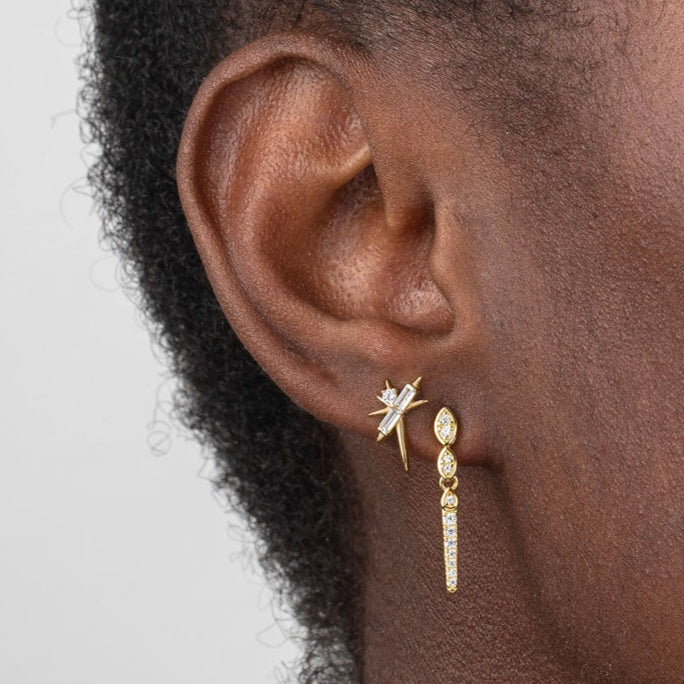 pendiente para piercing con pinchos y rayos. es de plata de ley con baño de oro 18 kilates. 