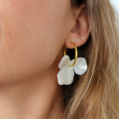 PENDIENTES LIGEROS DE ARO CON FLOR BLANCA GRANDE PARA INVITADA A BODA O FIESTA. SON DE PLATA 925 BAÑADA EN ORO E HIPOALERGÉNICOS. GOLD PLATED STERLING SILVER HOOP EARRINGS WITH WHITE PENDANT FLOWER 