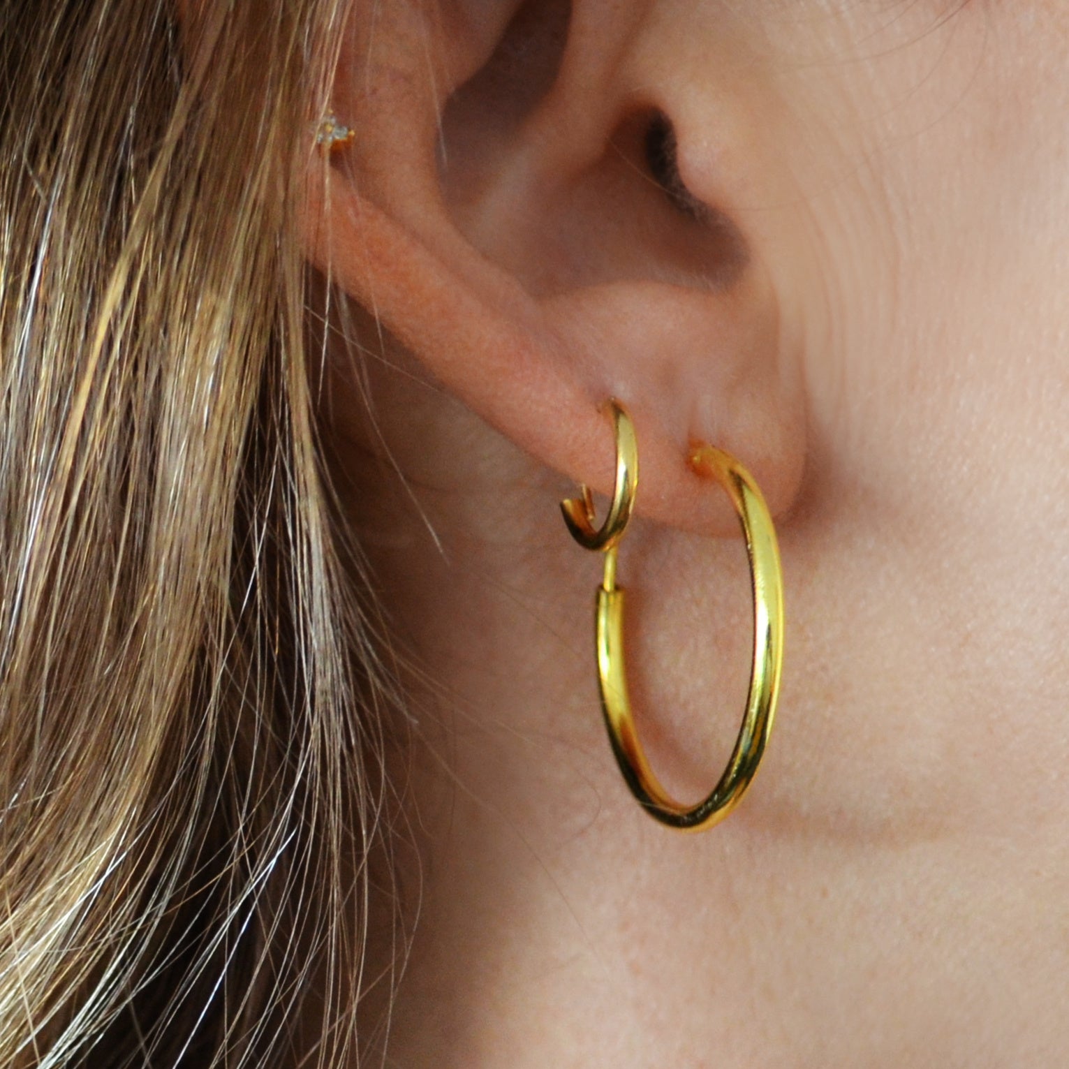 PENDIENTES LIGEROS DE ARO CON FLOR BLANCA GRANDE PARA INVITADA A BODA O FIESTA. SON DE PLATA 925 BAÑADA EN ORO E HIPOALERGÉNICOS. GOLD PLATED STERLING SILVER HOOP EARRINGS WITH WHITE PENDANT FLOWER 