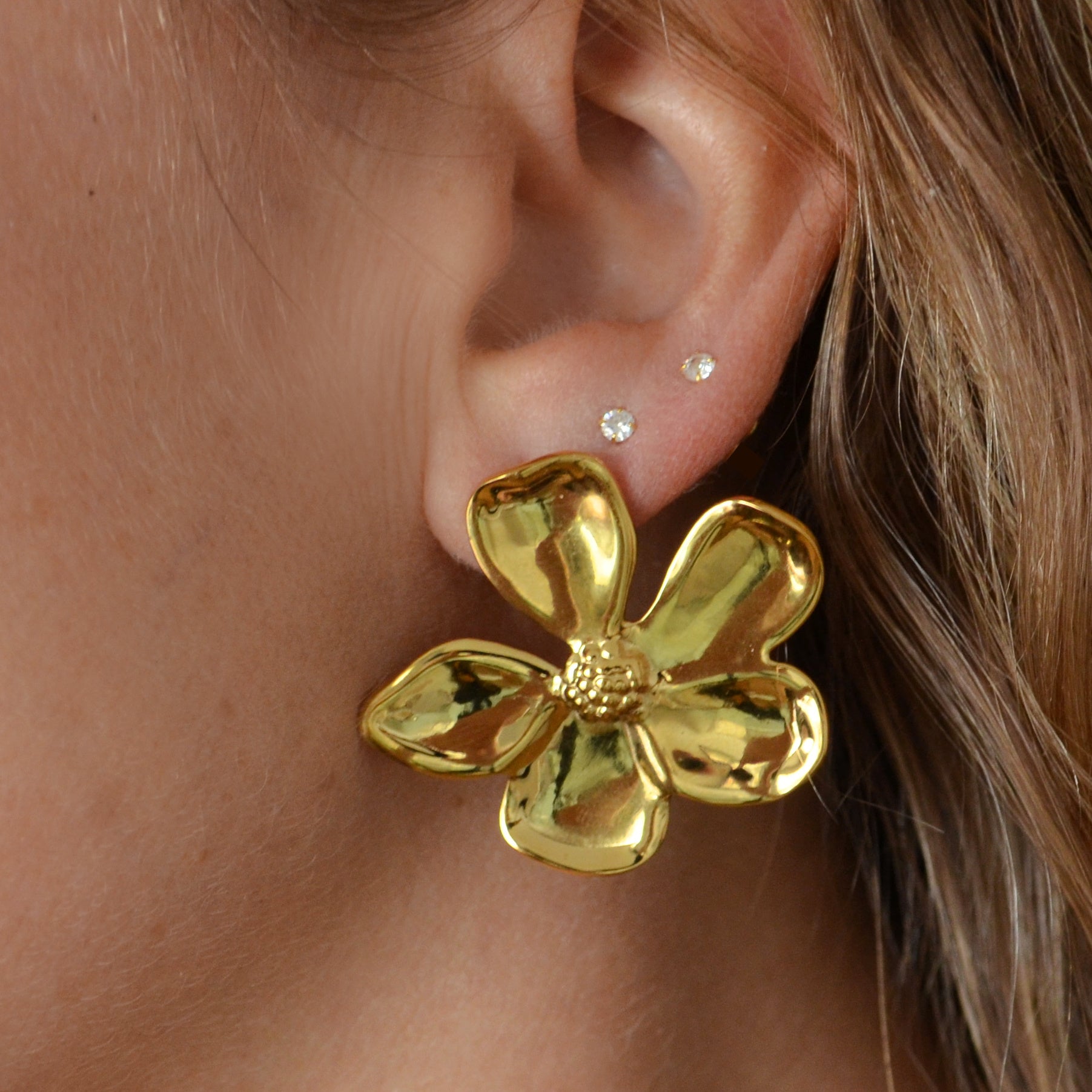 pendientes dorados grandes de flor para invitada a boda o fiesta de primavera. son de acero resistente al agua e hipoalergénico. Gold plated stainless steel big flower earrings 