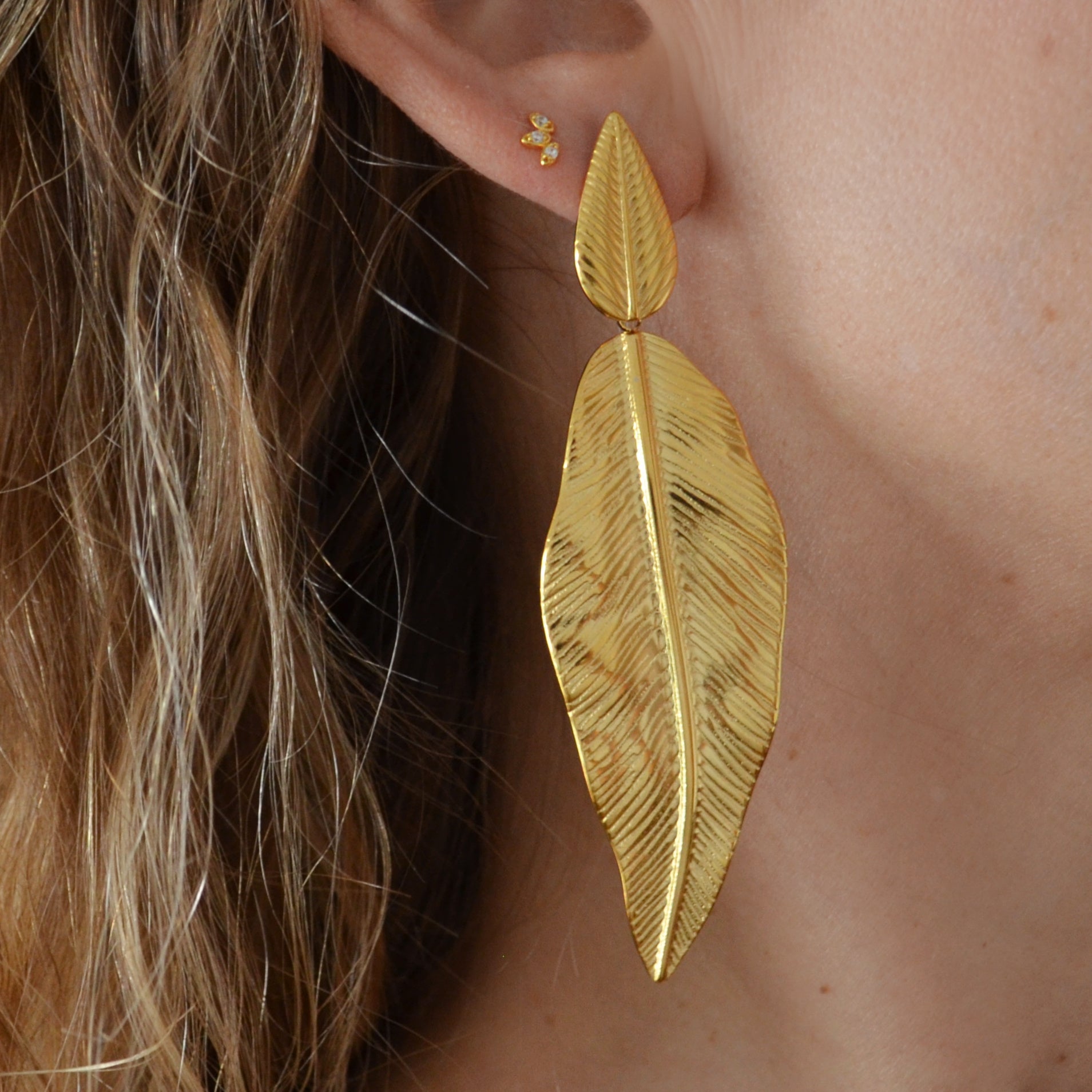 pendientes dorados largos de hoja para invitada a boda o fiesta de primavera. son de acero resistente al agua e hipoalergénico. Gold plated stainless steel long leaf earrings