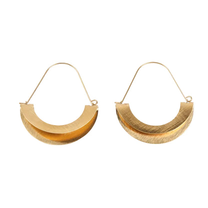 pendientes grandes ligeros con forma de media luna. No pesan nada. Son de acero hipoalergénico y resistente al agua. Son dorados y perfectos para looks boho y para llevar en la piscina o en el mar. 