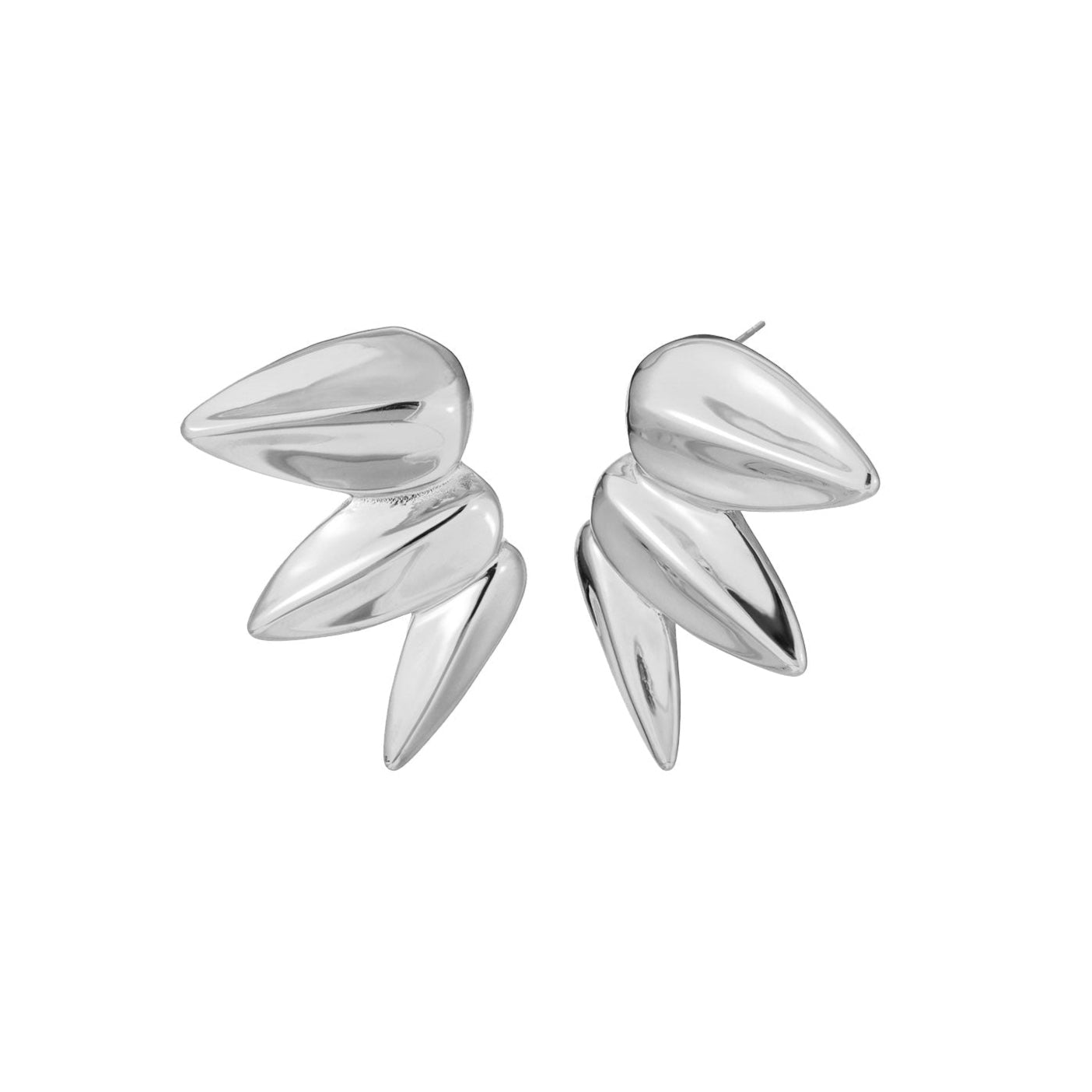 pendientes grandes para invitada a bodas o eventos. Tiene forma de hojas en caida de media luna. Son de acero hipoalergenico y resistente al agua. Acabado en dorado y plateado. No pesan, son ligeros