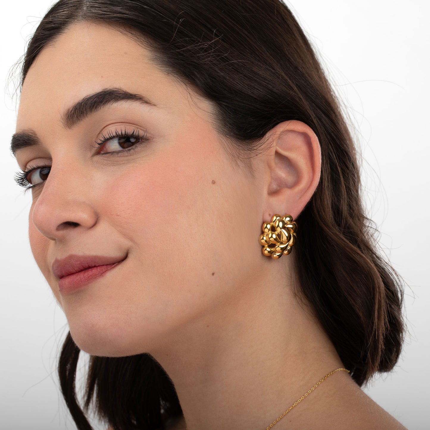 PENDIENTES GRANDES CON RELIEVE IRREGULAR
ESTILO VINTAGE. Son de acero hipoalergénico resistente al agua y bañado en oro o plata. Diseño similar a los pendientes de de maria pombo por agatha paris