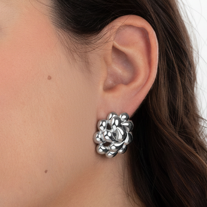 PENDIENTES DE FLOR GRANDES CON RELIEVE IRREGULAR
ESTILO VINTAGE. Son de acero hipoalergénico resistente al agua y bañado en oro o plata. Diseño similar a los pendientes de de maria pombo por agatha paris