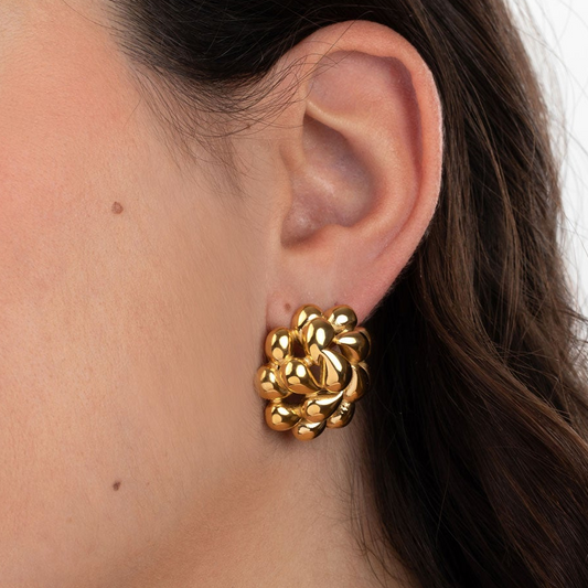 PENDIENTES DE FLOR GRANDES CON RELIEVE IRREGULAR
ESTILO VINTAGE. Son de acero hipoalergénico resistente al agua y bañado en oro o plata. Diseño similar a los pendientes de de maria pombo por agatha paris