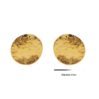 PENDIENTES redondos o de disco tipo moneda ESTILO VINTAGE. estilo años 60 y 70. Son de acero hipoalergénico resistente al agua y bañado en oro. Tienen acabado en relieve o martillado. 