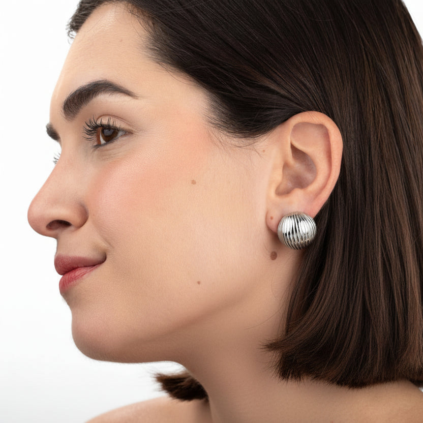 pendientes de bola de discoteca en acero hipoalergénico y resistente al agua. Acabados en dorado y plateado. Son estilo años 60 y 70 , perfectos para invitadas a boda, comunión, bautizo o para regalar a una madre. No pesan y son adecuados para oreja rasgada. 