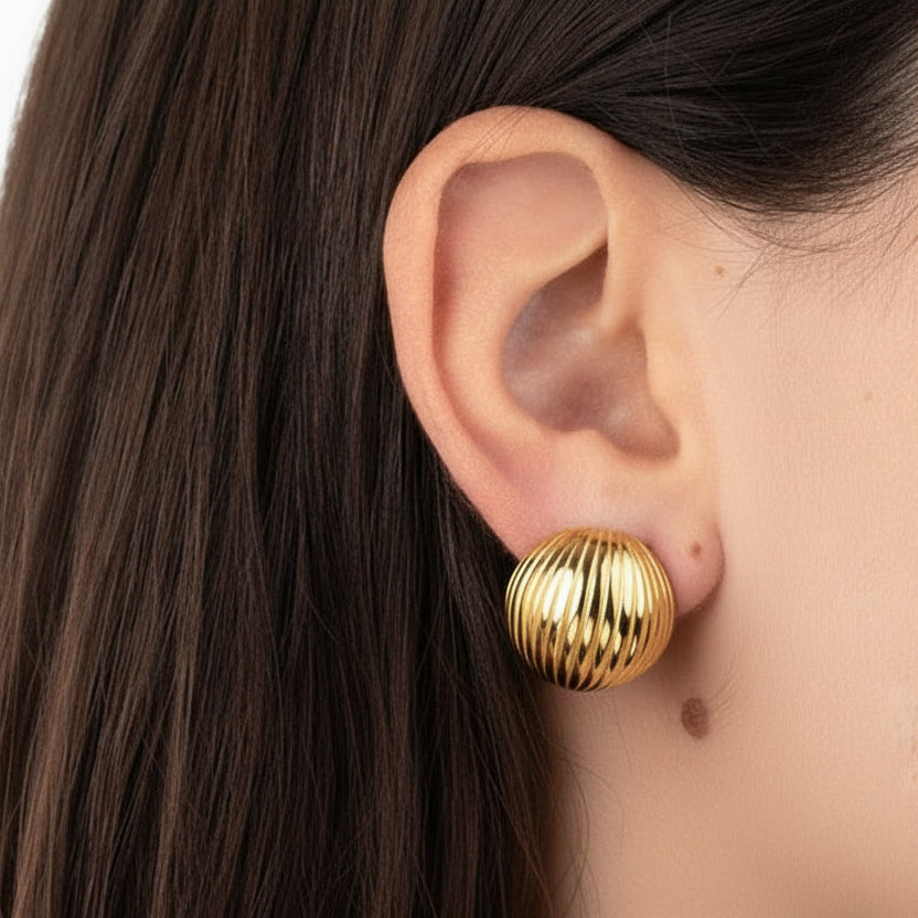 pendientes de bola de discoteca en acero hipoalergénico y resistente al agua. Acabados en dorado y plateado. Son estilo años 60 y 70 , perfectos para invitadas a boda, comunión, bautizo o para regalar a una madre. No pesan y son adecuados para oreja rasgada. 