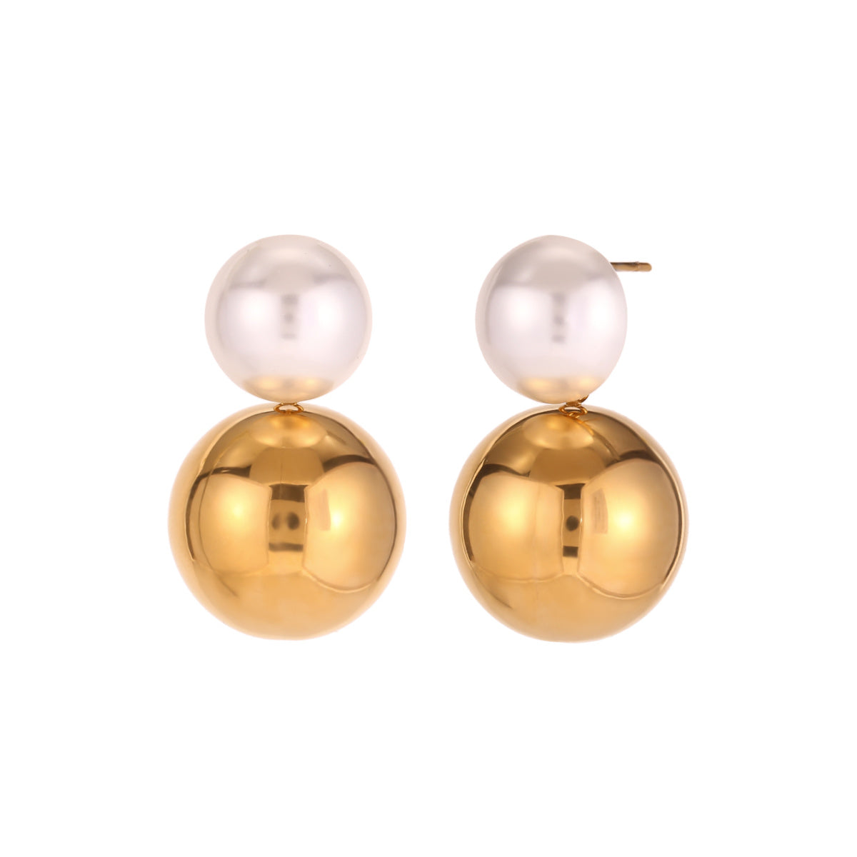 pendientes grandes para invitada a boda con dos bolas estilo dior. Tiene una bola de perla y una bola dorada. No pesan y son de acero hipoalergénico