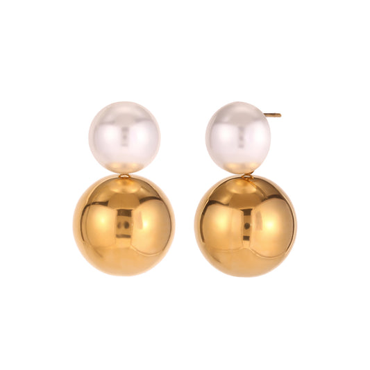 pendientes grandes para invitada a boda con dos bolas estilo dior. Tiene una bola de perla y una bola dorada. No pesan y son de acero hipoalergénico