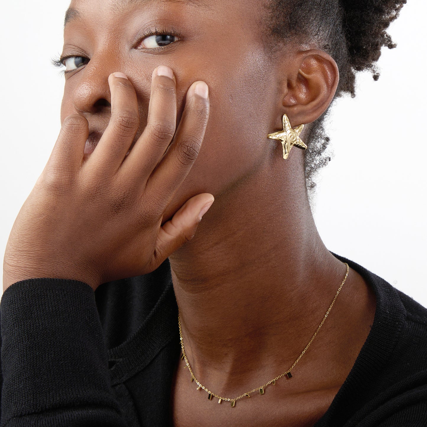 pendientes ligeros para verano con forma de estrella de mar. Son de acero hipoalergénico y resistente al agua. Son dorados y perfectos para looks casual de diario y para llevar en la piscina o en el mar. ideales para adolescentes