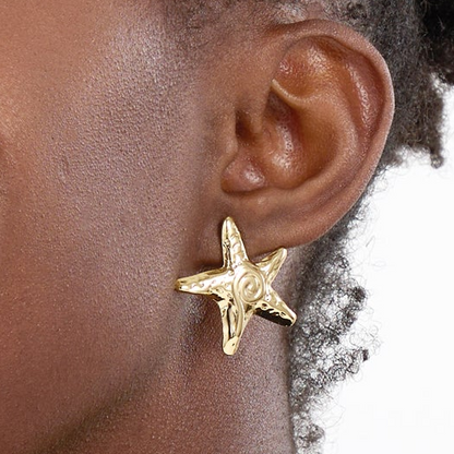 pendientes ligeros para verano con forma de estrella de mar. Son de acero hipoalergénico y resistente al agua. Son dorados y perfectos para looks casual de diario y para llevar en la piscina o en el mar. ideales para adolescentes