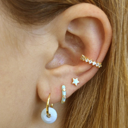 pendientes de verano con forma de estrella para niña en plata con baño de oro y esmalte azul turquesa o rosa. Son el regalo perfecto para niña de comunión. Gold plated sterling silver blue pink star piercing earrings