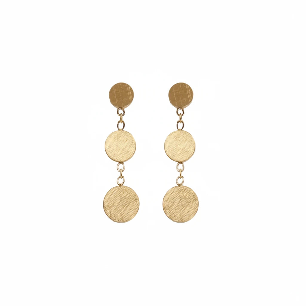 PENDIENTES COLGANTES CORTOS ESTILO BOHO. Son de círculos o monedas colgantes con cadena. No pesan nada. Son de acero hipoalergénico y resistente al agua. Son dorados y perfectos para looks boho y para llevar en la piscina o en el mar. 
